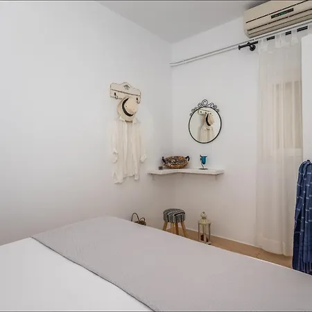 Krystalia's * Plaka (Milos)